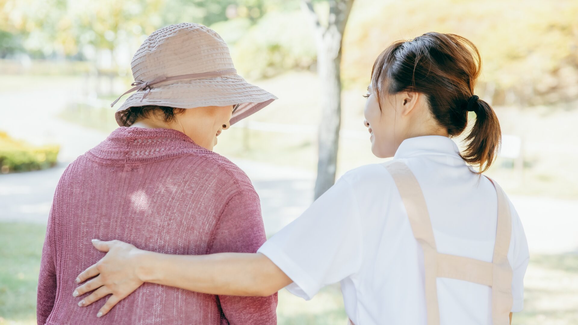 保育士が子供に食事をあげている