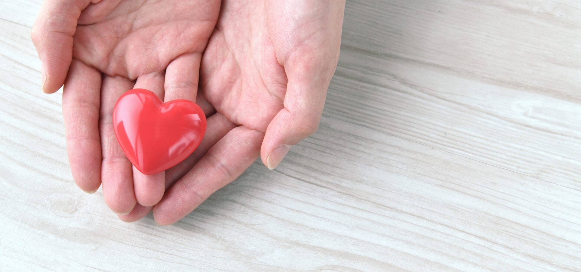 保育士と子供の笑顔